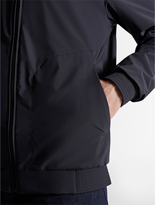 2 poches extérieures, ceinture élastiquée en bas de veste et en bas de manches